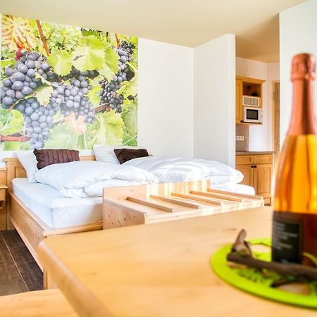 Gaestehaus Weingut Politschek Bad Friedrichshall Exteriör bild